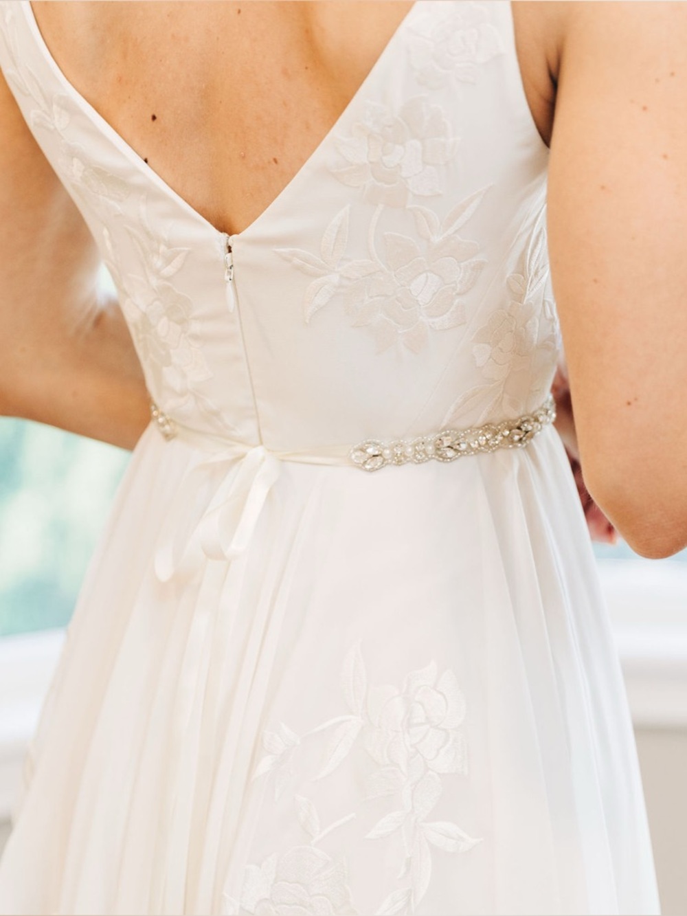 Lulu’s Ivory Silver Rhinestone and Pearl Belt - Picture 2 of 5